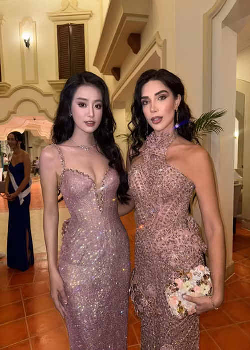 Phong cách thời trang của Khánh Linh khi thi quốc tế được đánh giá khá cao. Cô chuộng các mẫu váy áo hở bạo để gây chú ý. Ảnh: FB Bùi Khánh Linh.