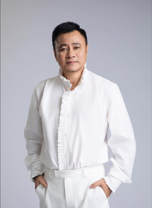 “Fan của tôi không được như nhiều người khác. Có bạn là học sinh, sinh viên có bạn mới ra trường, có bạn làm mẹ đơn thân nuôi con nhỏ, mọi thứ còn khó khăn lắm! Giải thưởng rất quan trọng, nhưng quan trọng và thương yêu hơn cả là tình cảm, sự chân thành của mọi người, giải thưởng lớn nhất bền vững nhất là được sống mãi trong lòng người hâm mộ. Bởi người nghệ sĩ chân chính luôn biết cống hiến và tận hiến cho sự nghiệp, cho những khán giả thân yêu của mình”, nghệ sĩ Tự Long viết. Ảnh: FB Tự Long