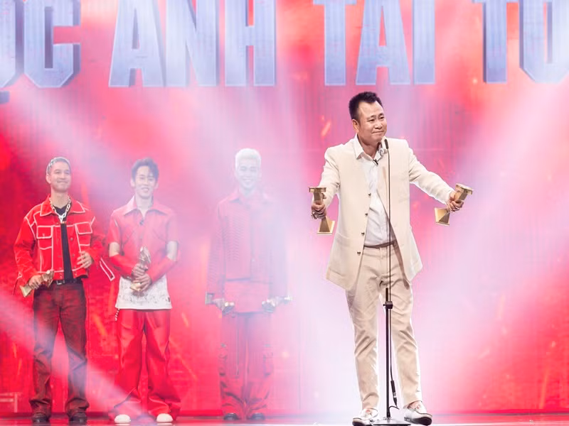 Sau 2 đêm chung kết, Tự Long là một trong 17 anh tài chính thức gia nhập gia tộc Anh tài toàn năng ở Anh trai vượt ngàn chông gai. Ảnh: Dân Việt.