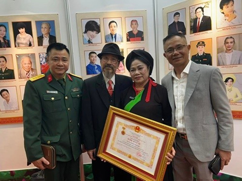 Tự Long sinh ra trong gia đình có truyền thống nghệ thuật. Ông ngoại anh là tay trống của Nhà hát Chèo Việt Nam. Bố Tự Long là nghệ sĩ Vũ Tự Lẫm, còn mẹ anh là nghệ sĩ Minh Phức. Ảnh: FB Tự Long.