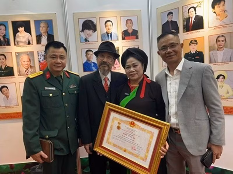 Tự Long sinh ra trong gia đình có truyền thống nghệ thuật. Ông ngoại anh là tay trống của Nhà hát Chèo Việt Nam. Bố Tự Long là nghệ sĩ Vũ Tự Lẫm, còn mẹ anh là nghệ sĩ Minh Phức. Ảnh: FB Tự Long.