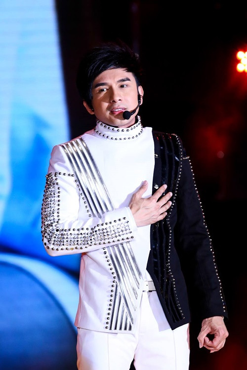 Cát-sê của Đan Trường không hề nhỏ khi nổi tiếng. Năm 2013, ông bầu Hoàng Tuấn chia sẻ, Đan Trường là một trong số vài ca sĩ có thù lao cao nhất nước. Năm 2018, ông bầu Hoàng Tuấn tiết lộ, Đan Trường đi hát đám cưới cho 1 đại gia ở Thái Nguyên với số tiền không dưới nửa tỷ đồng. Trong show diễn đó, Đan Trường dẫn theo học trò Trung Quang. Ảnh: FB Đan Trường.