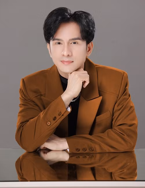 Ngoài đi hát, Đan Trường còn kinh doanh. Trong thời gian còn gắn bó, anh và doanh nhân Thủy Tiên cùng nhau mở chuỗi cà phê, nhà hàng, kinh doanh đồ trẻ em mang tên con trai Thiên Từ. Ảnh: FB Đan Trường.