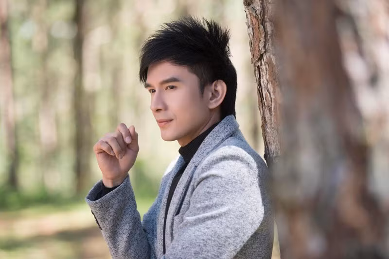 Sở hữu ngoại hình thư sinh, giọng hát ngọt ngào, được ông bầu Hoàng Tuấn lăng xê, Đan Trường trở thành ca sĩ nổi tiếng vào cuối thập niên 1990 và đầu thập niên 2000. Ảnh: FB Đan Trường.