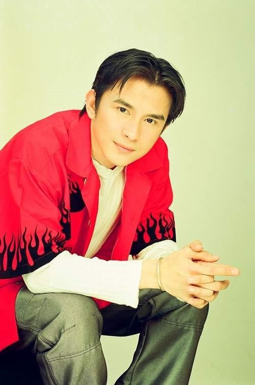 Theo An Ninh Thủ Đô, Đan Trường vừa đi học vừa bán bánh mì, làm bút bi để phụ giúp gia đình. Khi lớn lên, anh theo học nghề thợ tiện cơ khí. Ảnh: Hoa Học Trò.