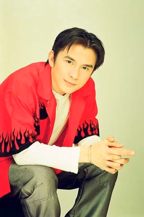 Theo An Ninh Thủ Đô, Đan Trường vừa đi học vừa bán bánh mì, làm bút bi để phụ giúp gia đình. Khi lớn lên, anh theo học nghề thợ tiện cơ khí. Ảnh: Hoa Học Trò.