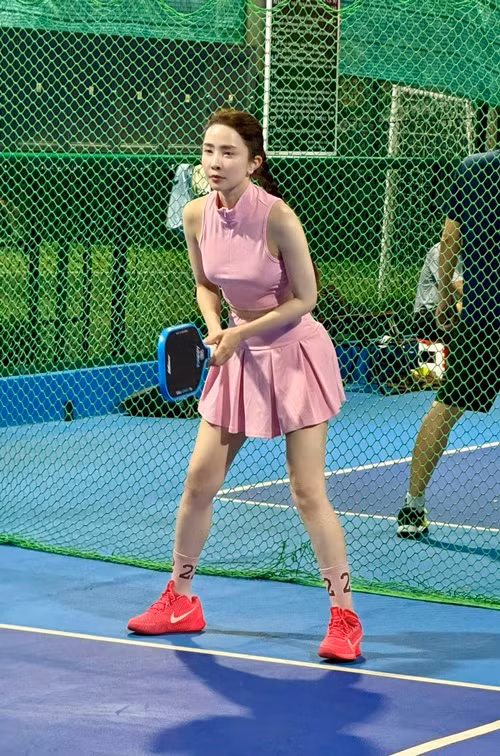 Quỳnh Nga chuộng trang phục màu sắc khi chơi thể thao. Ảnh: FB Quỳnh Nga.