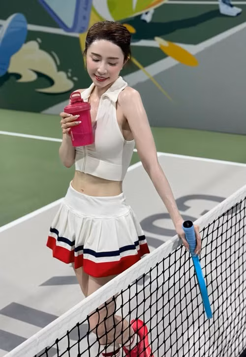 "Cá sấu chúa” Quỳnh Nga trẻ trung, năng động nhưng không kém phần gợi cảm trên sân pickleball. Ảnh: FB Quỳnh Nga.