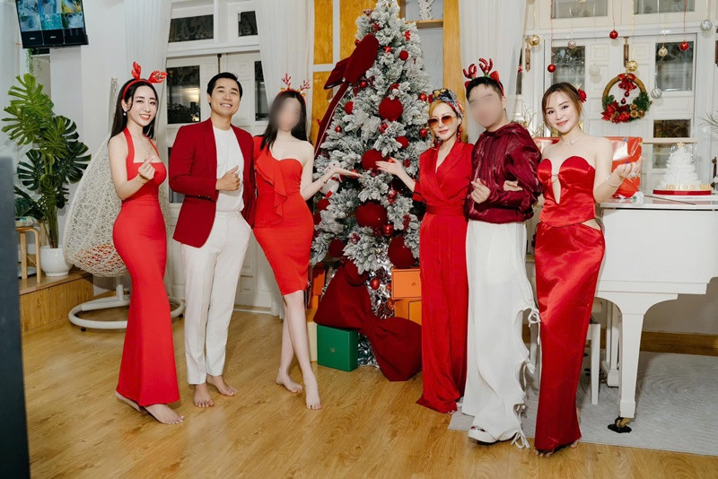 Vợ chồng Vy Oanh mời Nguyên Khang, Thùy Anh - Ngọc Quỳnh, MC Việt Nga, vợ chồng Vân Hugo đến dự tiệc.