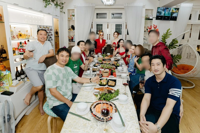 Vy Oanh tự tay trang hoàng biệt thự.