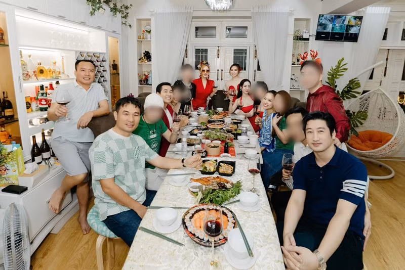 Vy Oanh tự tay trang hoàng biệt thự.