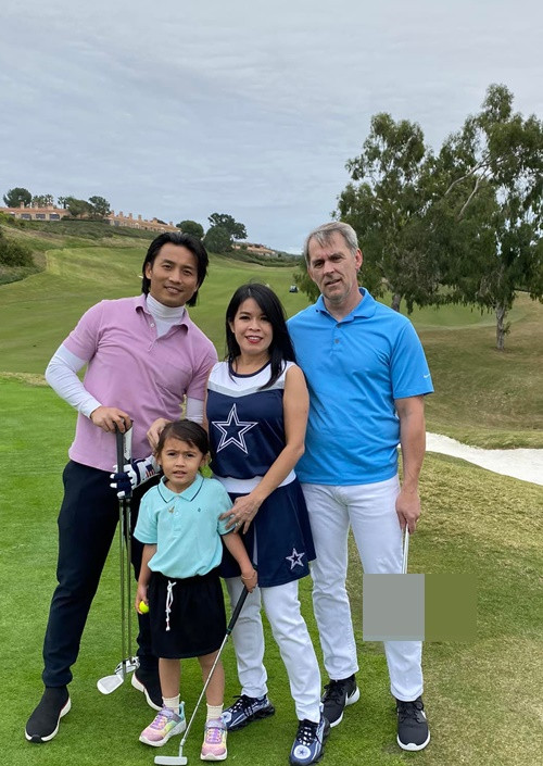 Vợ chồng Bích Tuyền cho ái nữ học đánh golf từ nhỏ.