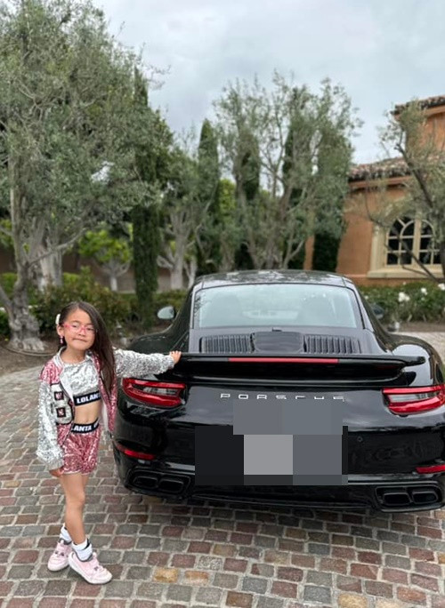 Bích Tuyền chia sẻ hình ảnh bé Sophia tạo dáng bên siêu xe trong biệt thự.