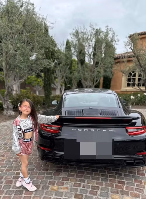 Bích Tuyền chia sẻ hình ảnh bé Sophia tạo dáng bên siêu xe trong biệt thự.