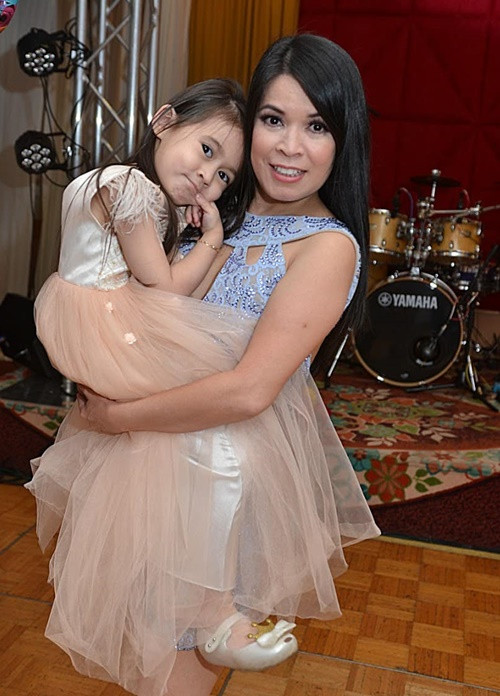 Bé Sophia ngoan ngoãn, sống tình cảm, biết quan tâm đến bố mẹ.