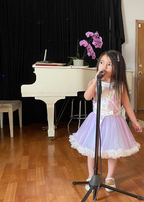 Bích Tuyền cho con gái học đàn hát ngay từ nhỏ.