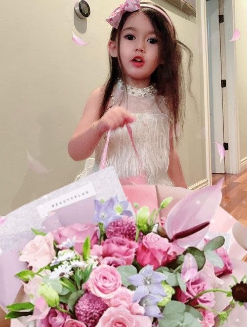 Con gái Bích Tuyền thường xuyên ăn mặc xinh như công chúa.