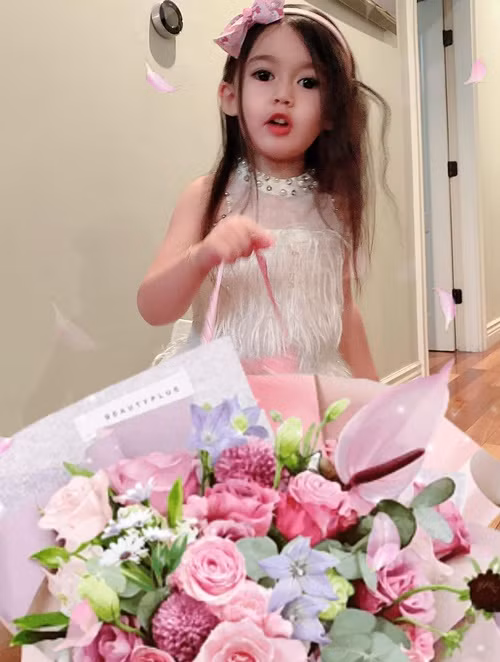 Con gái Bích Tuyền thường xuyên ăn mặc xinh như công chúa.