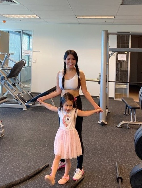 Bích Tuyền khoe được con gái lấy chanh và muối để cô ngậm cho đỡ đau cổ họng khi nữ ca sĩ bị ốm.