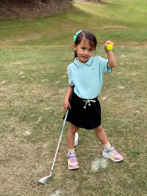 Bé Sophia thường xuyên cùng bố mẹ đi đánh golf.