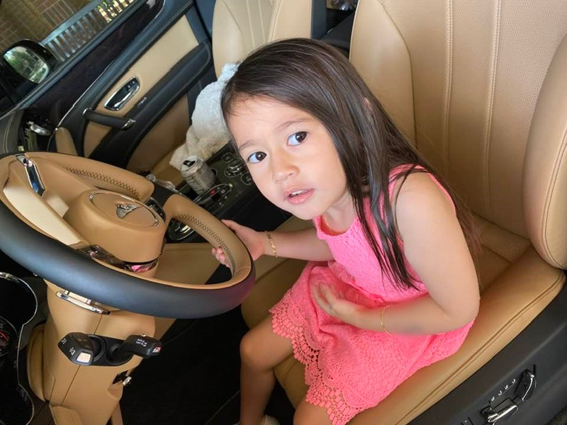 Bé Sophia sở hữu vẻ đẹp lai Tây, càng lớn càng đáng yêu.