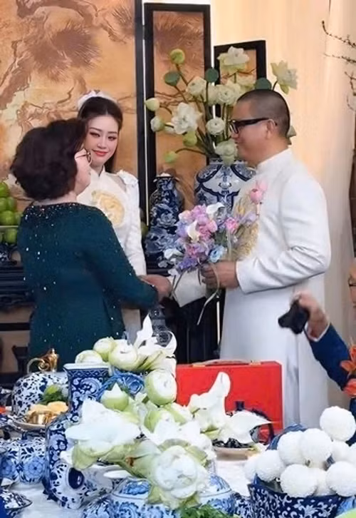 Khánh Vân bật khóc khi nghe lời dặn dò của bố mẹ. Ảnh: Znews.