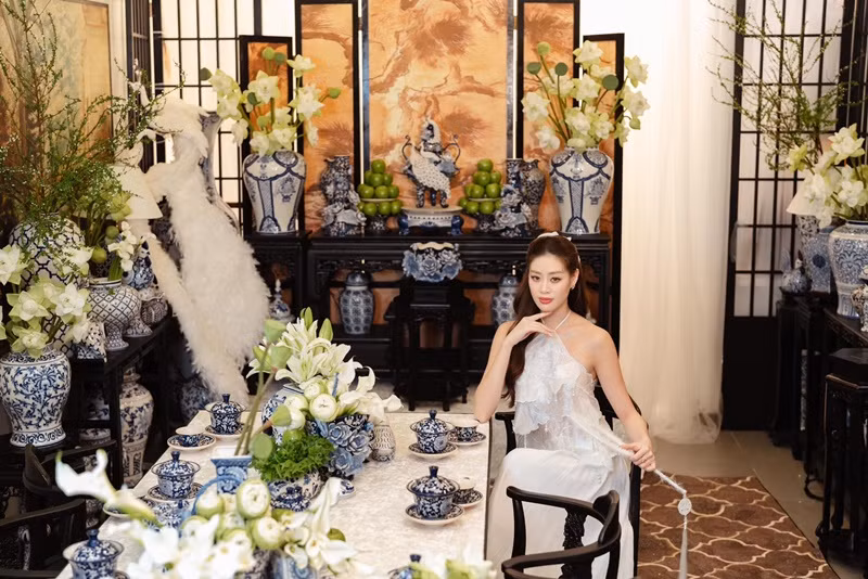 Nàng hậu đẹp dịu dàng trong không gian lễ vu quy ngập tràn hoa sen. Ảnh: FB Khánh Vân.