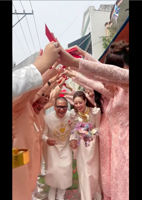 "Tay trong tay cùng anh về nhà", Khánh Vân bày tỏ. Ảnh: FB Khánh Vân.