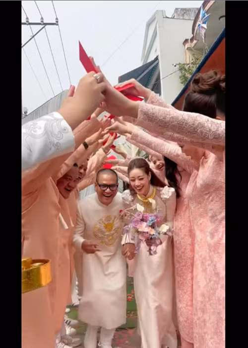 "Tay trong tay cùng anh về nhà", Khánh Vân bày tỏ. Ảnh: FB Khánh Vân.