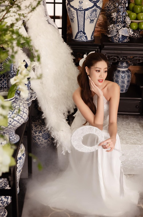 Khánh Vân mặc váy trắng gợi cảm trong lễ ăn hỏi. Ảnh: FB Khánh Vân.