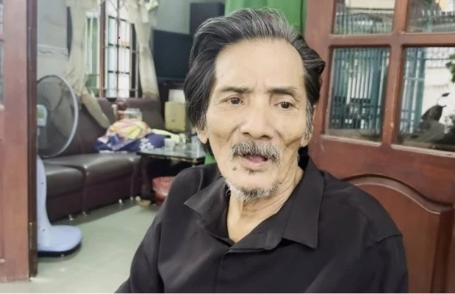 Chia sẻ với Gia đình &amp; Xã hội, nhạc sĩ Tô Hiếu cho biết đã lâu anh và Thanh Tùng - con trai Thương Tín không liên lạc. "Rất lâu trước đây khi xảy ra ồn ào anh Tín tố tôi thế này thế kia thì Tùng cũng có gọi điện mong tôi thông cảm cho ba mình. Khi đó Tùng cũng nói chỉ có tôi mới chịu, mới cảm thông được tính Thương Tín chứ Tùng và ba mình không thể ở cùng với nhau được. Còn hiện tại, từ khi anh Tín lên Sài Gòn khám bệnh thì tôi cũng không thấy Tùng liên lạc gì. Có thể Tùng không đọc báo, không biết tin ba đi khám bệnh và đang ở nhà tôi. Nhưng tôi cũng hiểu cuộc sống của Tùng rất khó khăn, vẫn ở nhà thuê, ban ngày phải đi buôn bán, khó có thể chăm sóc Thương Tín được. Tình trạng của anh Tín bây giờ là không nhận show gì được nữa rồi, có muốn cũng không được, kinh tế không có".