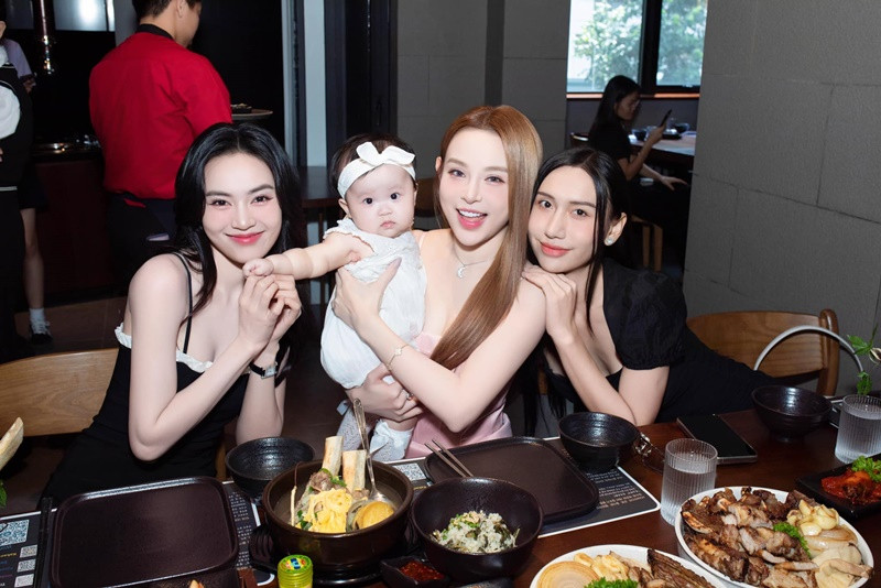 Cặp song sinh lai Hàn nhà Sam được nhiều sao Việt yêu mến.