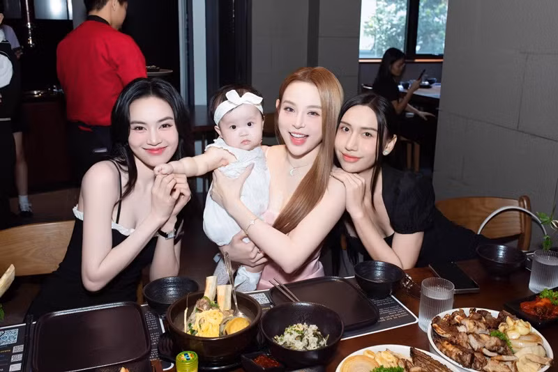 Cặp song sinh lai Hàn nhà Sam được nhiều sao Việt yêu mến.