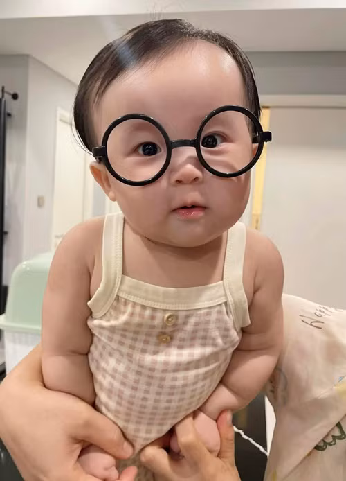 Hot girl Sam đăng hình ảnh bé Ijin đeo gọng kính. "Dạ Nobi Jin xin chào cô chú ạ", Sam chú thích.