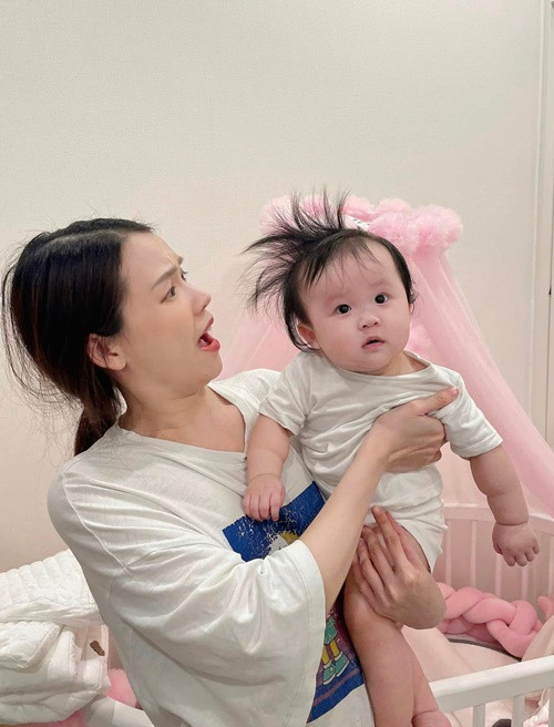 Sam chia sẻ nhiều khoảnh khắc dễ thương của con gái.