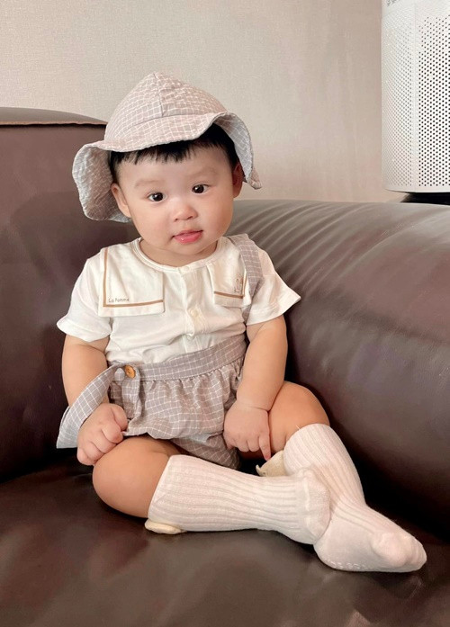 Bé Ijun ngày càng kháu khỉnh, bụ bẫm. Sam cho biết, con trai là em bé tình cảm.