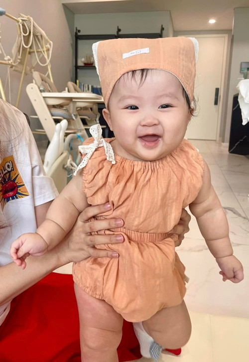 Ijin - con gái của Sam rất hay cười, xinh xắn.