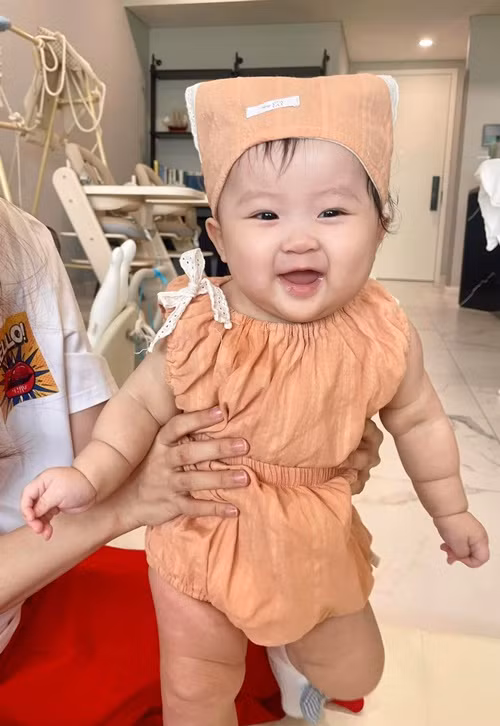 Ijin - con gái của Sam rất hay cười, xinh xắn.