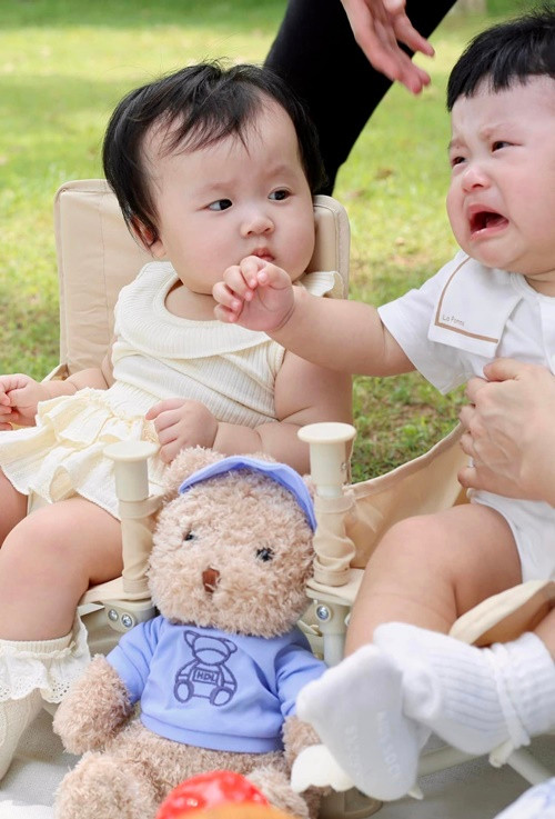 Trong buổi chụp ảnh cùng chị gái và mẹ, Ijun tỏ ra không hợp tác.