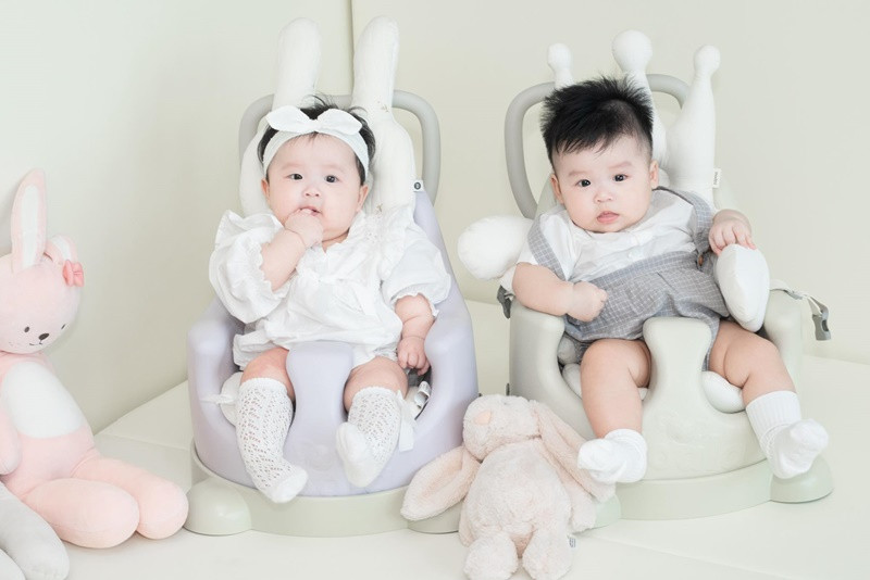 Cặp song sinh của Sam mang hai dòng máu Việt - Hàn, trộm vía bụ bẫm, trắng trẻo ngay từ khi chào đời.