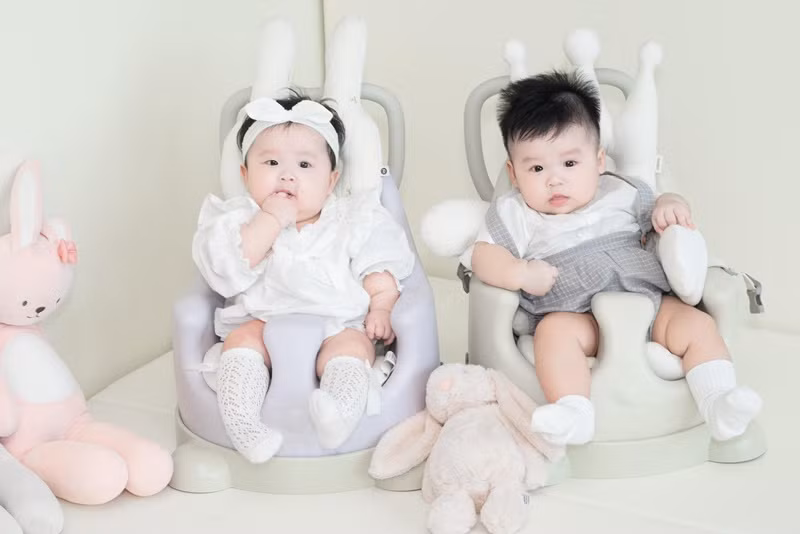 Cặp song sinh của Sam mang hai dòng máu Việt - Hàn, trộm vía bụ bẫm, trắng trẻo ngay từ khi chào đời.