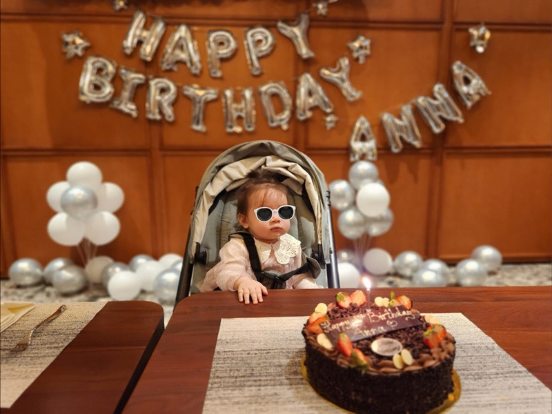 Anh Tuấn và vợ thường dùng biểu tượng che một phần gương mặt của bé Anna. Ảnh: FB Anh Tuấn.