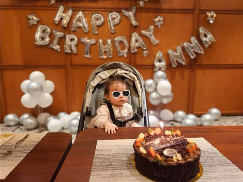 Anh Tuấn và vợ thường dùng biểu tượng che một phần gương mặt của bé Anna. Ảnh: FB Anh Tuấn.