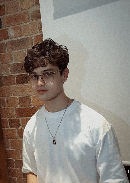 Henry lột xác thành hot boy khi trưởng thành. Ảnh: FB Anh Tuấn.