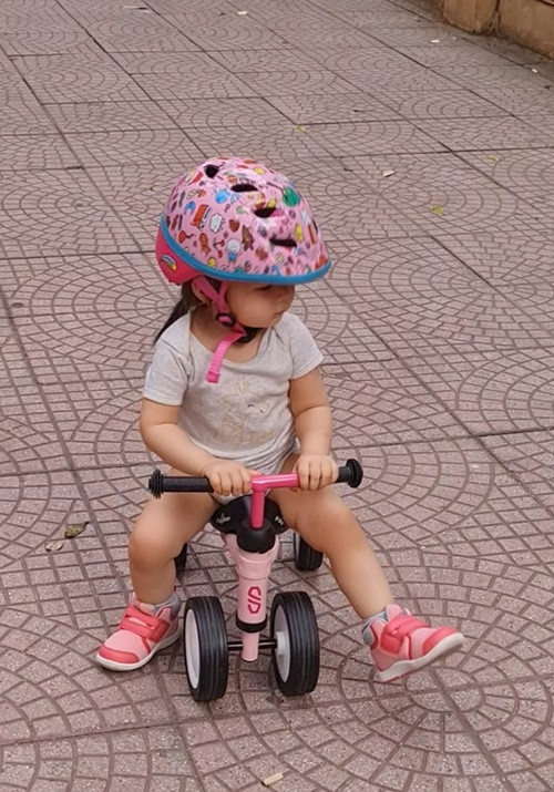 Vợ chồng Anh Tuấn chưa để lộ mặt con gái hoàn toàn. Ảnh: FB Lý Hồng Nhung.