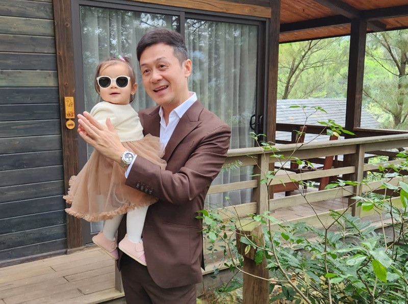 Bé Anna là con gái của MC Anh Tuấn và Lý Hồng Nhung. Ảnh: FB Anh Tuấn.