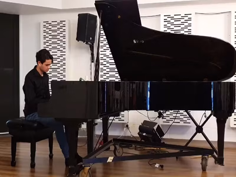 Henry có năng khiếu nghệ thuật. Cậu nhóc nhảy rất đẹp, thích hát, chơi đàn, ảo thuật. Henry từng chơi đàn để "tâm sự" cùng ông nội quá cố. Ảnh: Vietnamnet.