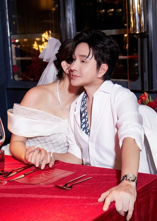 Bà mẹ ba con chia sẻ hình ảnh tình tứ bên người yêu và bày tỏ: “Chỉ cần anh cười mọi thứ sẽ bị lu mờ. Em chỉ cần tựa vào vai anh”. Ảnh: FB Phương Lê.