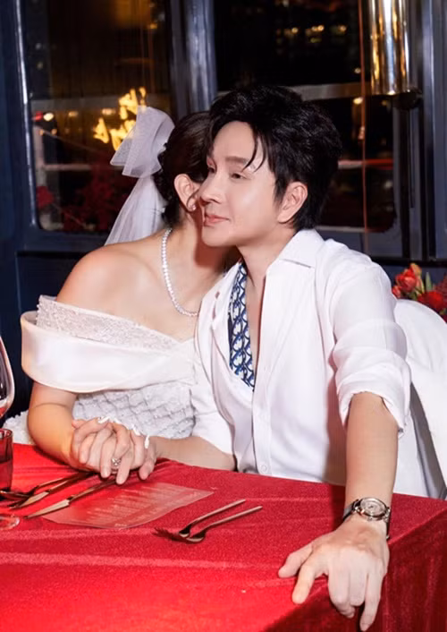 Bà mẹ ba con chia sẻ hình ảnh tình tứ bên người yêu và bày tỏ: “Chỉ cần anh cười mọi thứ sẽ bị lu mờ. Em chỉ cần tựa vào vai anh”. Ảnh: FB Phương Lê.