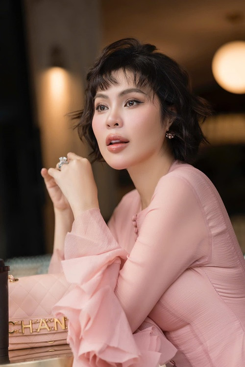 Tháng 8/2024, Phương Lê bị xử phạt vì sửa lời Quốc ca (bài Tiến quân ca) trong livestream. Bà mẹ ba con sau đó đã gửi lời xin lỗi đến khán giả giữa lùm xùm. Ngoài ra, cô còn tuyên bố trả vương miện Hoa hậu Quý bà Hòa bình Thế giới 2017 - Mrs World Peace 2017. Ảnh: FB Phương Lê.